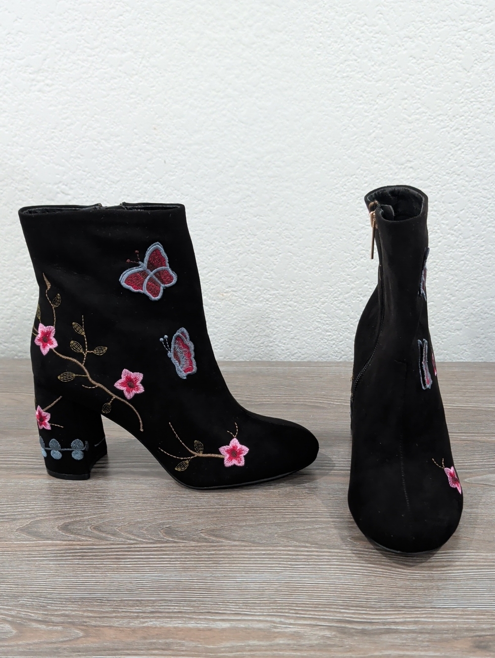 Near New " Lilly " Black Genuine Suede Embroidered Butterfly Floral Boots 8.5